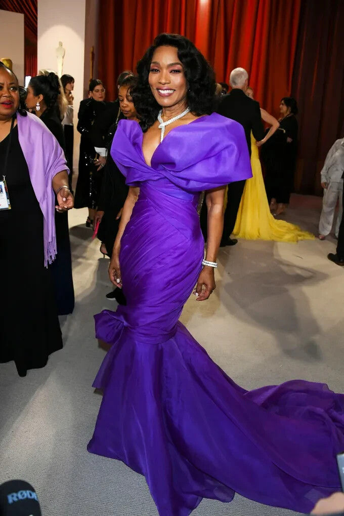 BEAUTIFUL ANGELA BASSETT 8X10 Photo