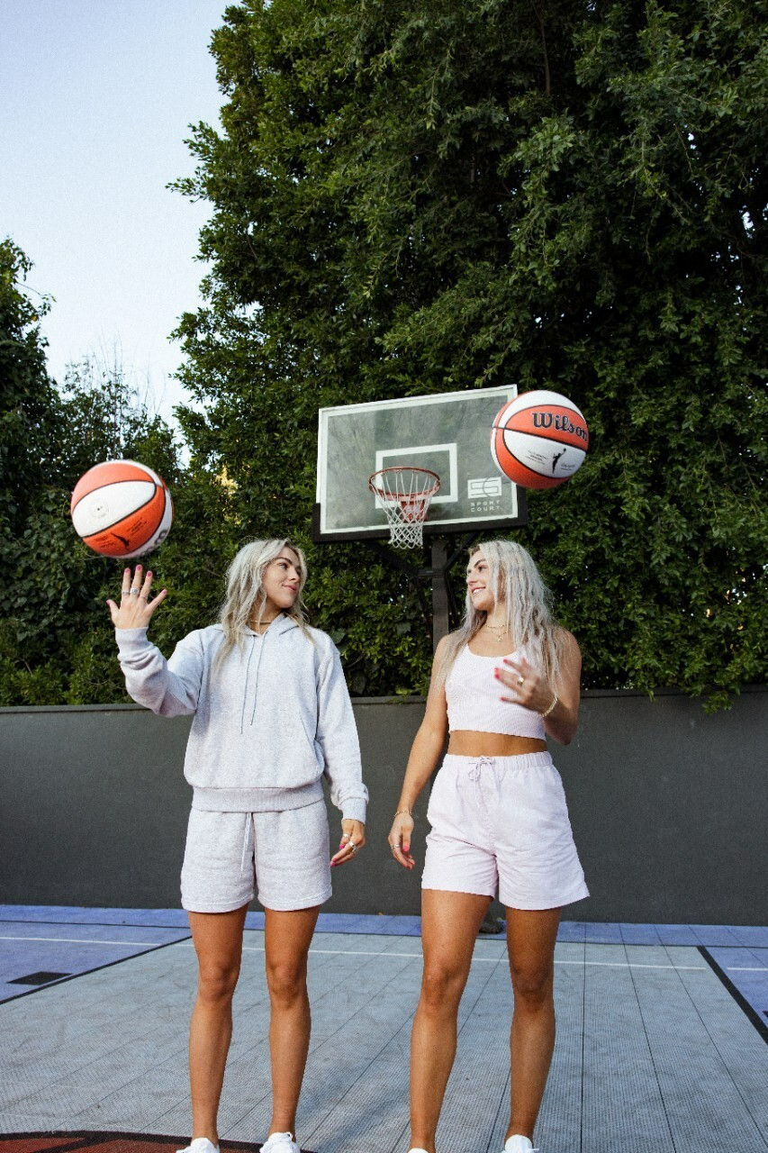 BEAUIFUL TWINS HALEY CAVINDER & HANNA CAVINDER 8X10 Photo