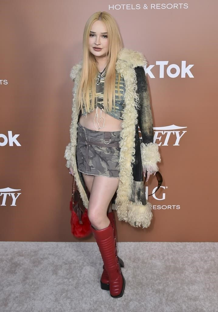 BEAUTIFUL  KIM PETRAS 8X10 Photo