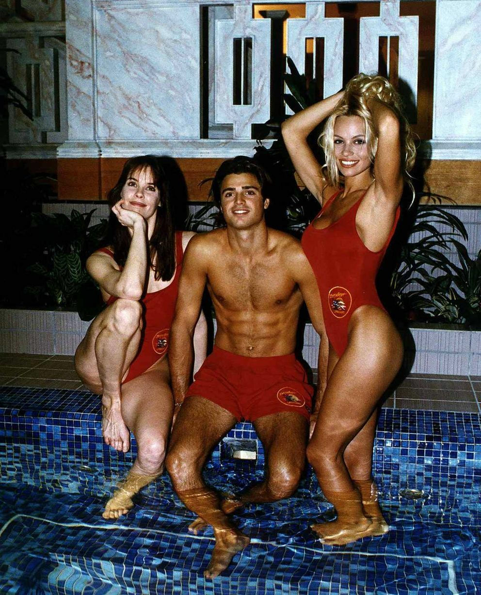 BAYWATCH CAST PAMELA ANDERSON DAVID CHARVET ALEXANDRIA PAUL TV SHOW 8x10 Photo