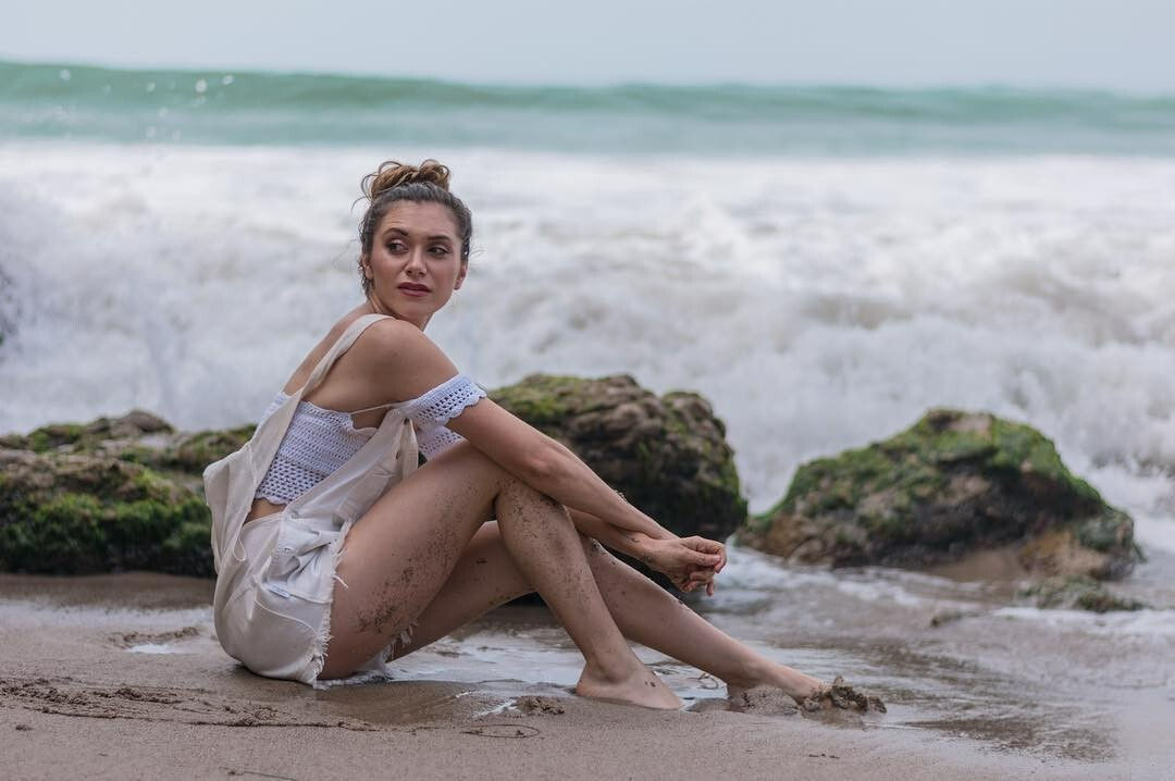 BEAUTIFUL ALYSON STONER 8x10 Photo