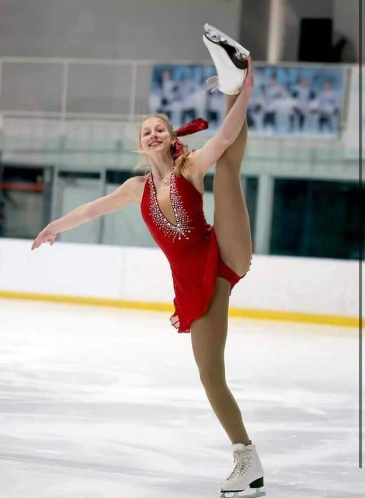 BEAUTIFUL AMERICAN FIGURE SKATER POLINA EDMUNDS 8X10 Photo