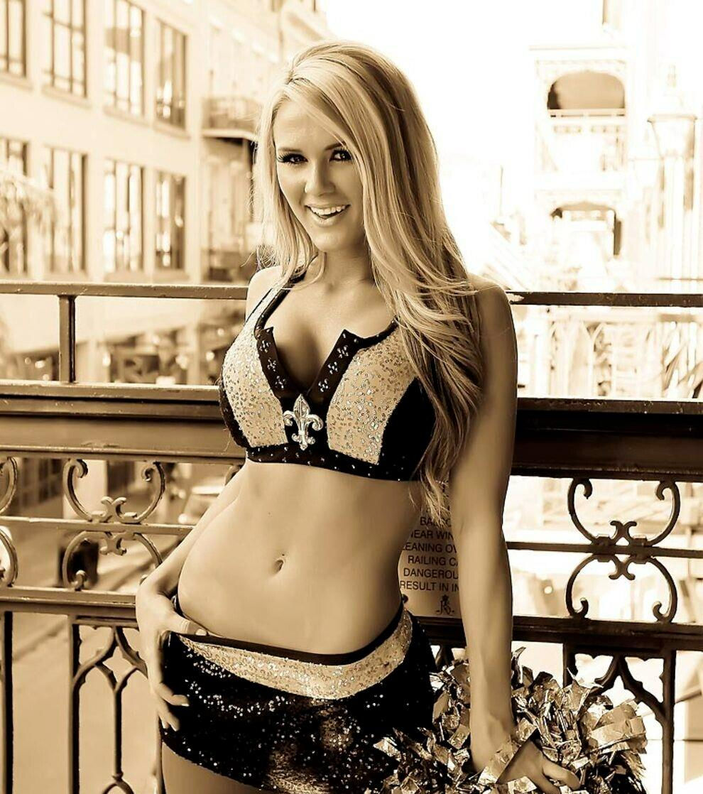BEAUIFUL SAINTS CHEERLEADER 8X10 Photo