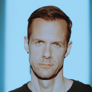 Adam Beyer no es solo un DJ: es una institución del techno. 