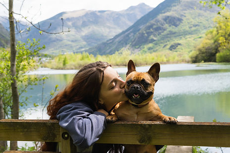 female-traveler-kissing-dog-near-lake-in-mountains-2026-01-09-09-38-54-utc.jpg
