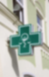 グリーン薬局の看板