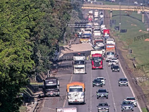 Caminhão tomba e interdita trecho da Castello Branco em São Roque