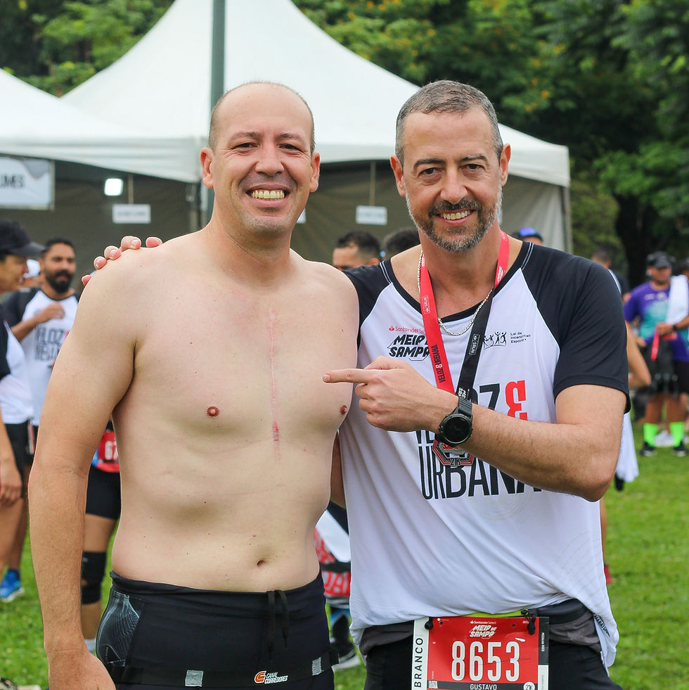 Para o registro fotográfico ao lado do Dr. Gustavo Carneiro após a Meia de Sampa, Leandro fez questão de tirar a camiseta para exibir a cicatriz da cirurgia cardíaca que foi submetido. E que possibilitou retomar a atividade física.