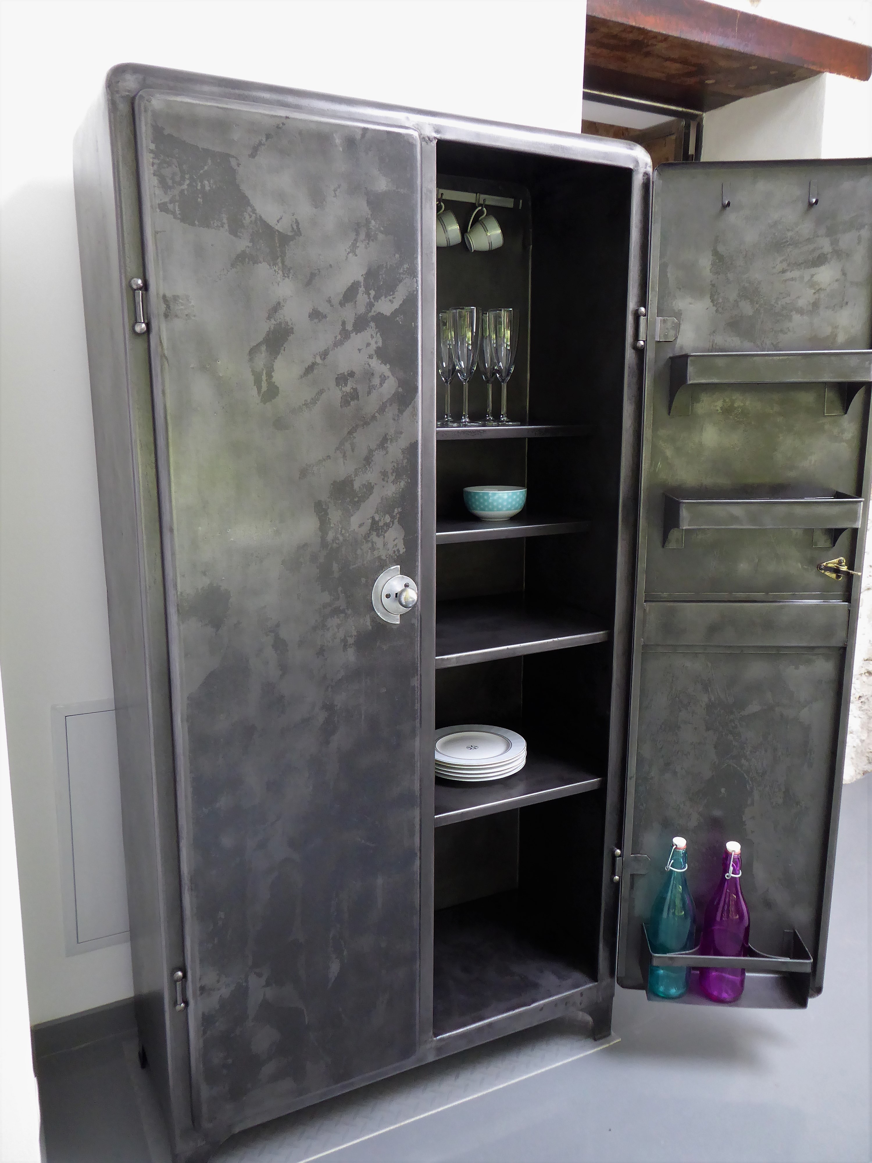 armoire vintage en métal