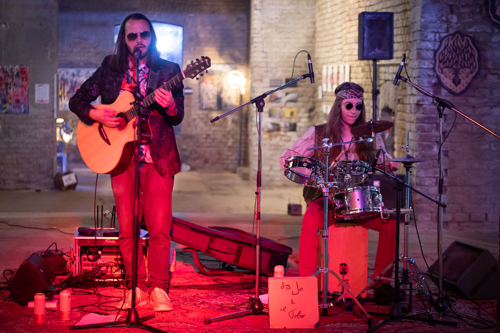 Die Band "da Jo und el Tobo" bei einem Gig im Rahmen des Kunstfestivals "Kunst und Kramuri" in der Zacherlfabrik.
