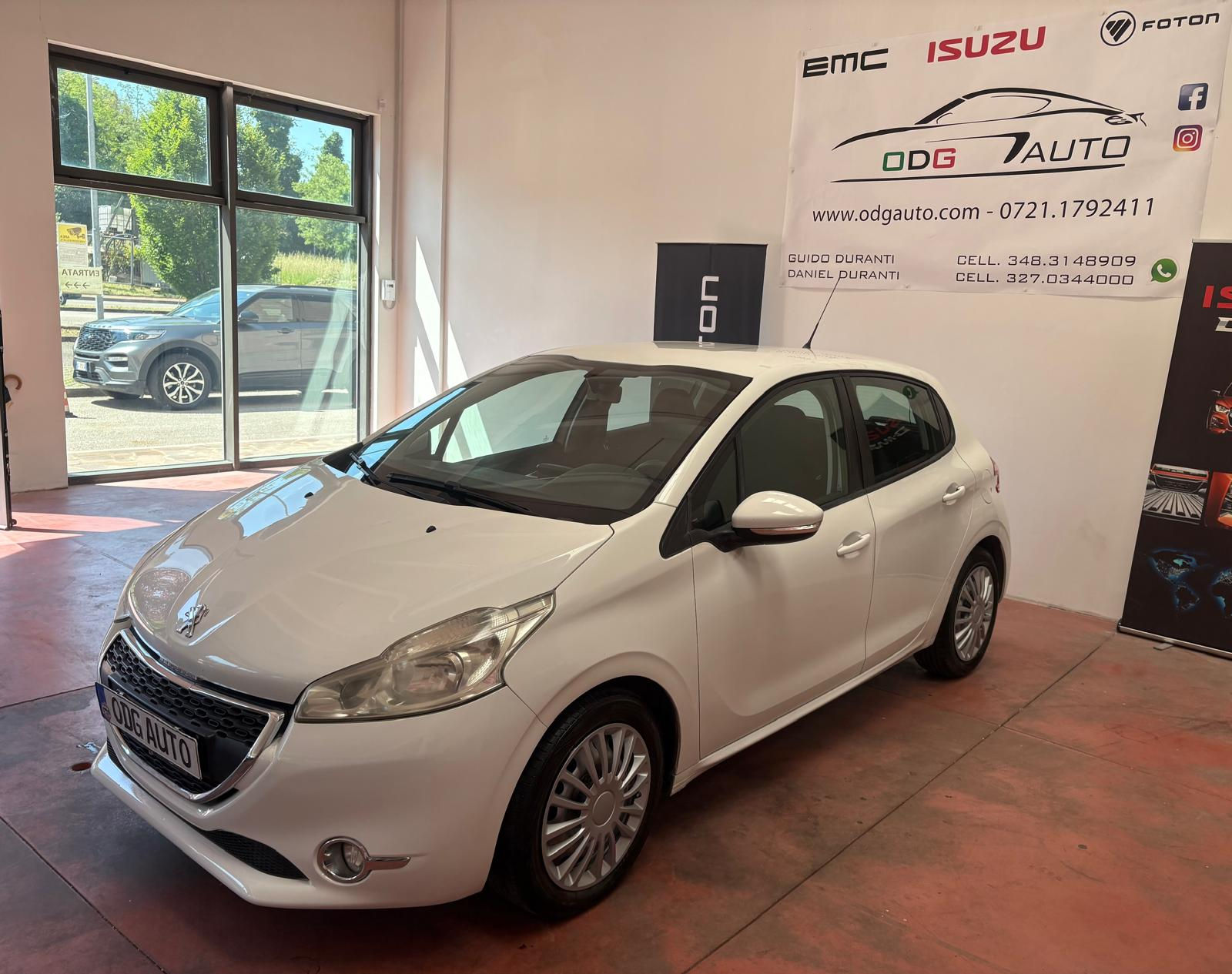 PEUGEOT 208