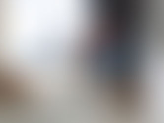 Trabalhador utilizando martelete para demolição de piso durante reforma de apartamento, com entulho no chão e ambiente em obra - imagem meramente ilustrativa de reforma.