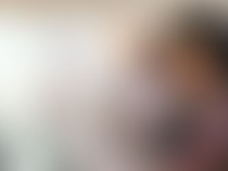 Imagem meramente ilustrativa de uma arquiteta segurando a impressão de um projeto de reforma residencial, simbolizando o planejamento e a execução de obras completas realizadas pela Morada Propriedades em Belo Horizonte.