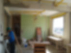 Imagem de um apartamento no início da reforma realizada pela Morada Propriedades em Belo Horizonte, mostrando o espaço em transformação antes de receber acabamentos modernos e personalizados.