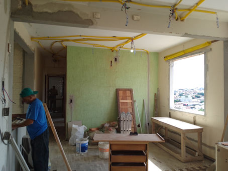 Imagem de um apartamento no início da reforma realizada pela Morada Propriedades em Belo Horizonte, mostrando o espaço em transformação antes de receber acabamentos modernos e personalizados.