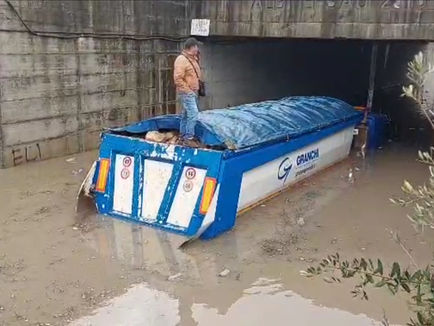 Shoferi i kamionit shpëtohet pas 2 orësh bllokimi pranë nënkalimit në Fushë Mamurras