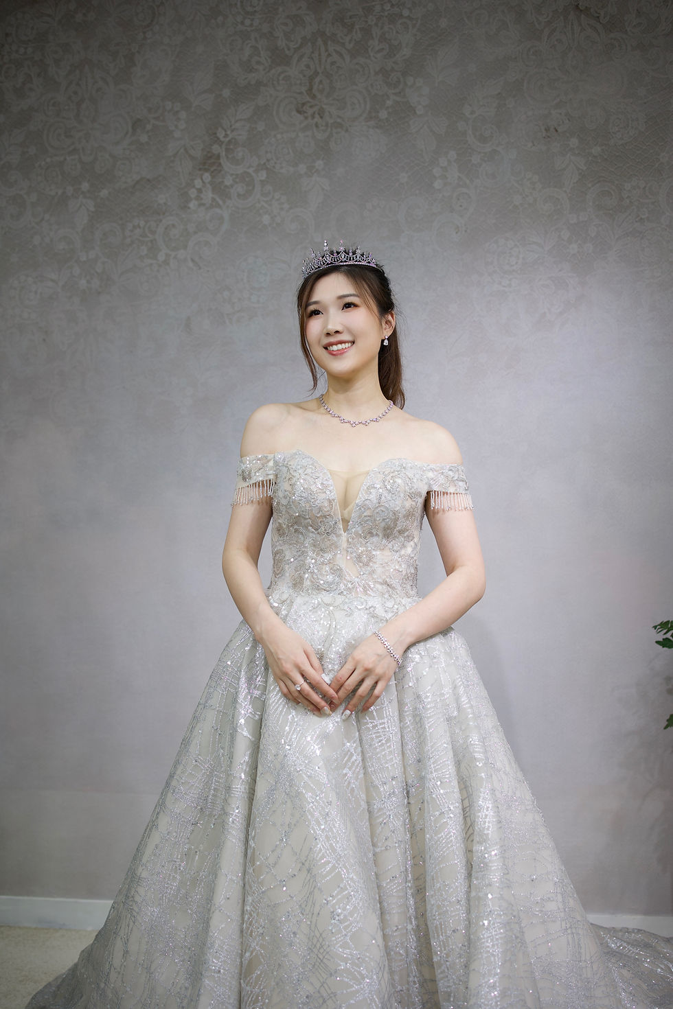 Thumbnail: WD039 V-neck one-shoulder crystal beaded long train wedding dress