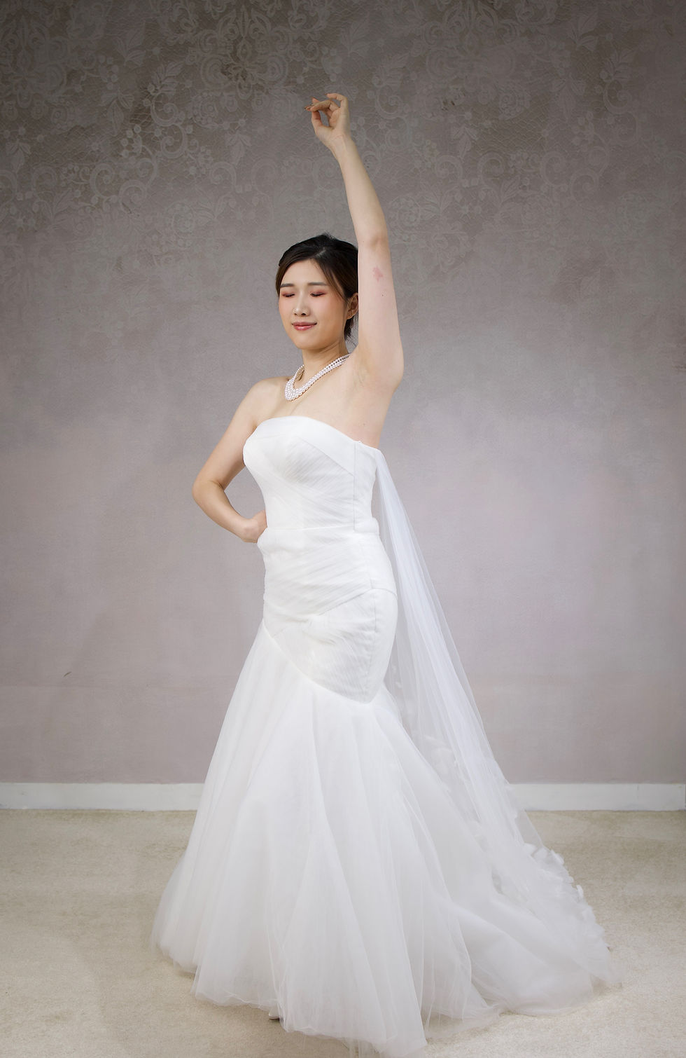 Thumbnail: WD153 ‘Grace Kelly Korea’ 花卉簡約薄紗魚尾婚紗