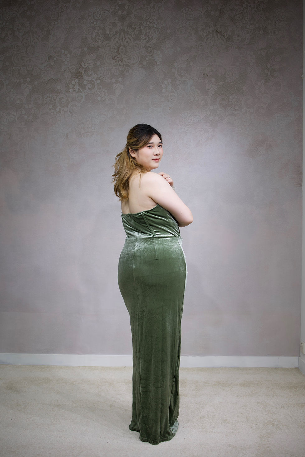 縮圖：EG021 綠色羽毛魚骨絨面開叉禮服