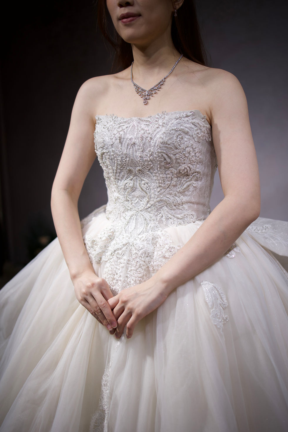 縮圖：WD026 ‘Grace Kelly Korea’平口宮廷手工串珠立體蕾絲大拖尾婚紗