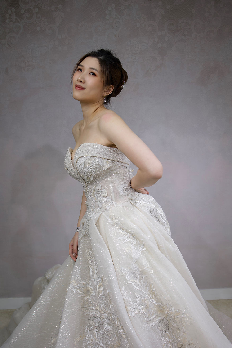 縮圖：WD162 Deep V花卉水晶蕾絲閃爍大拖尾婚紗