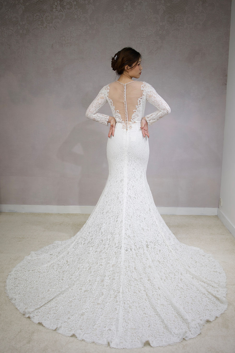 縮圖：WD157 ‘Aolisha‘ 手工釘珠蕾絲魚尾透膚長袖魚尾婚紗
