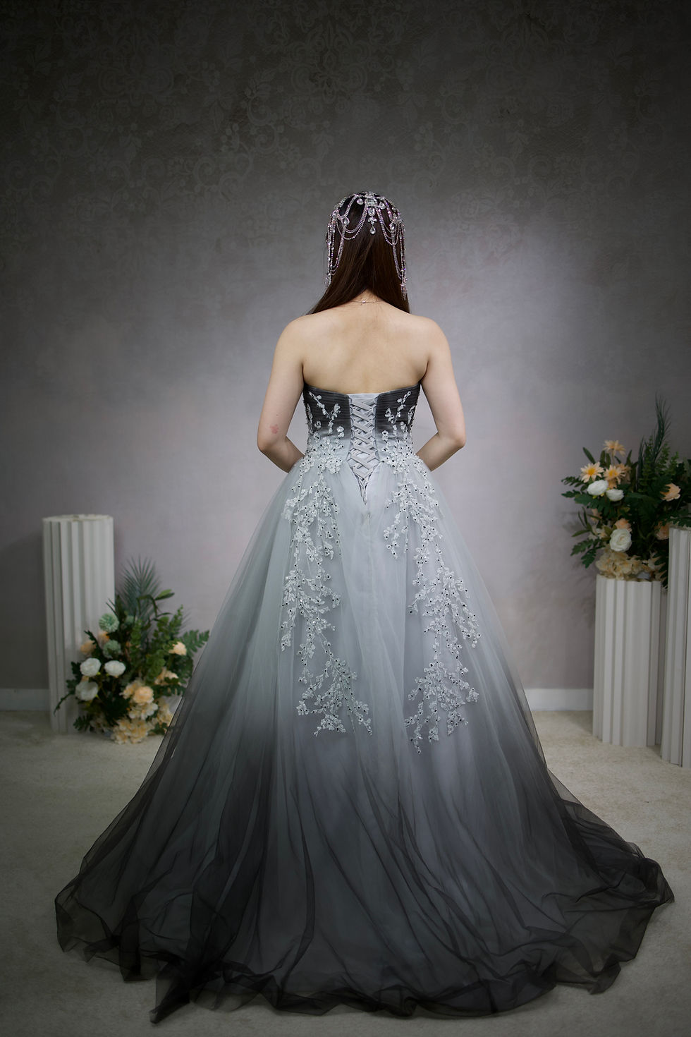 縮圖：EG005 灰白漸變手工釘珠蕾絲平口禮服