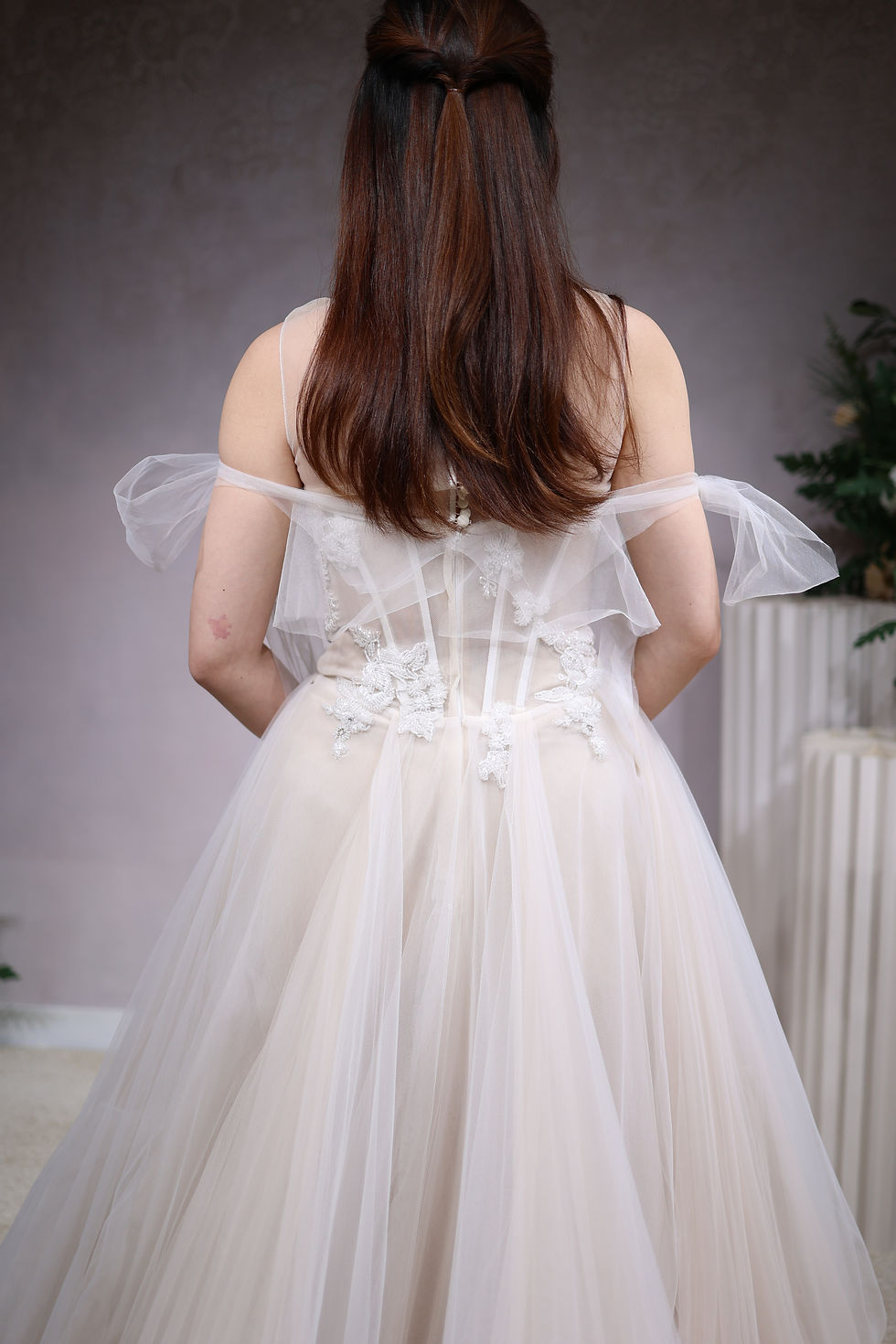 縮圖：WD082 蝴蝶結飄紗一字肩立體手工釘珠刺繡婚紗