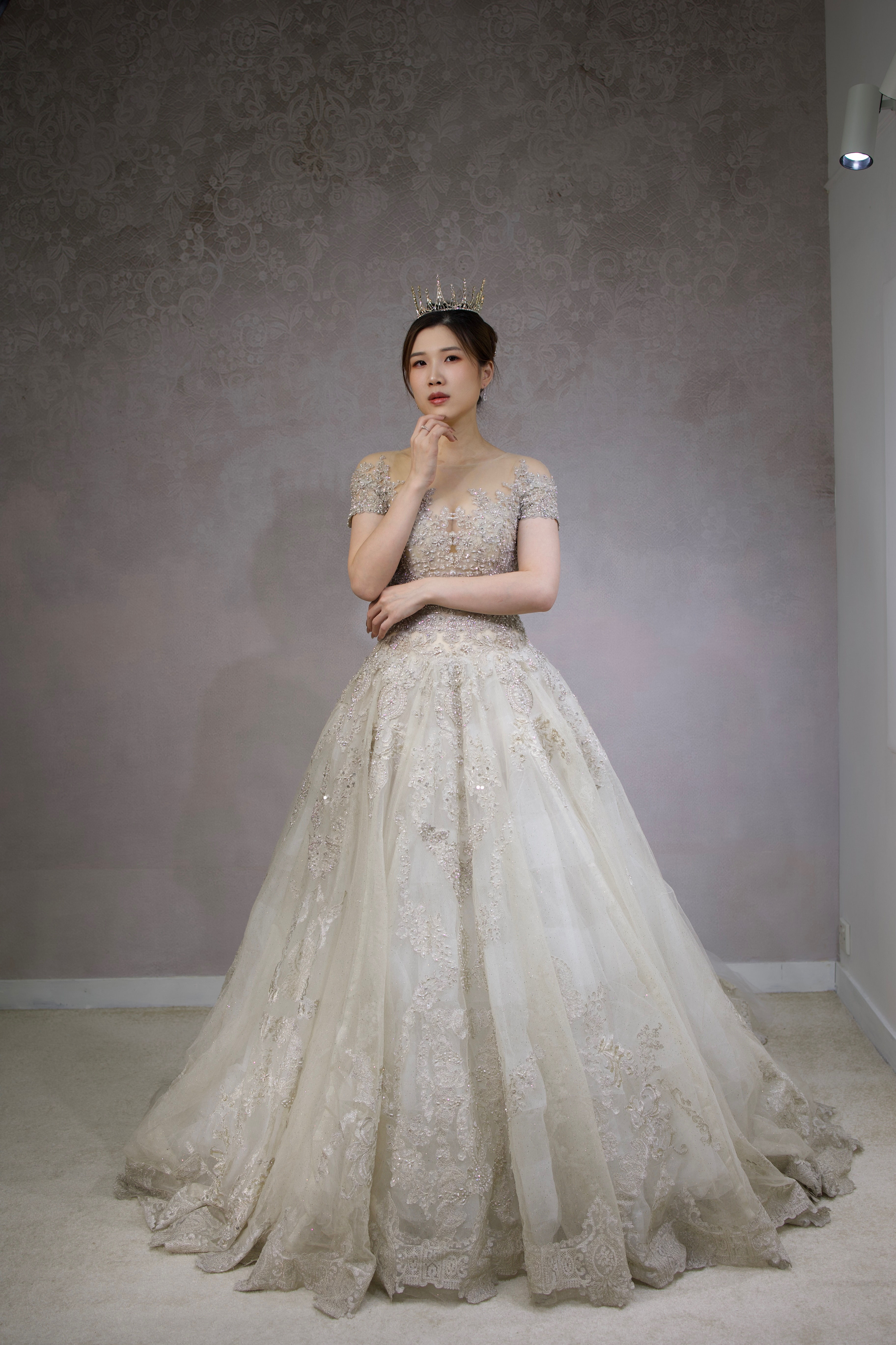 WD160 ‘The Atelier ‘ 高雅手工釘珠水晶透膚蕾絲短袖大拖尾夢幻婚紗