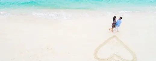 casal na praia coração
