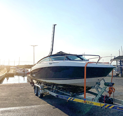 Båt transport med biltrailer