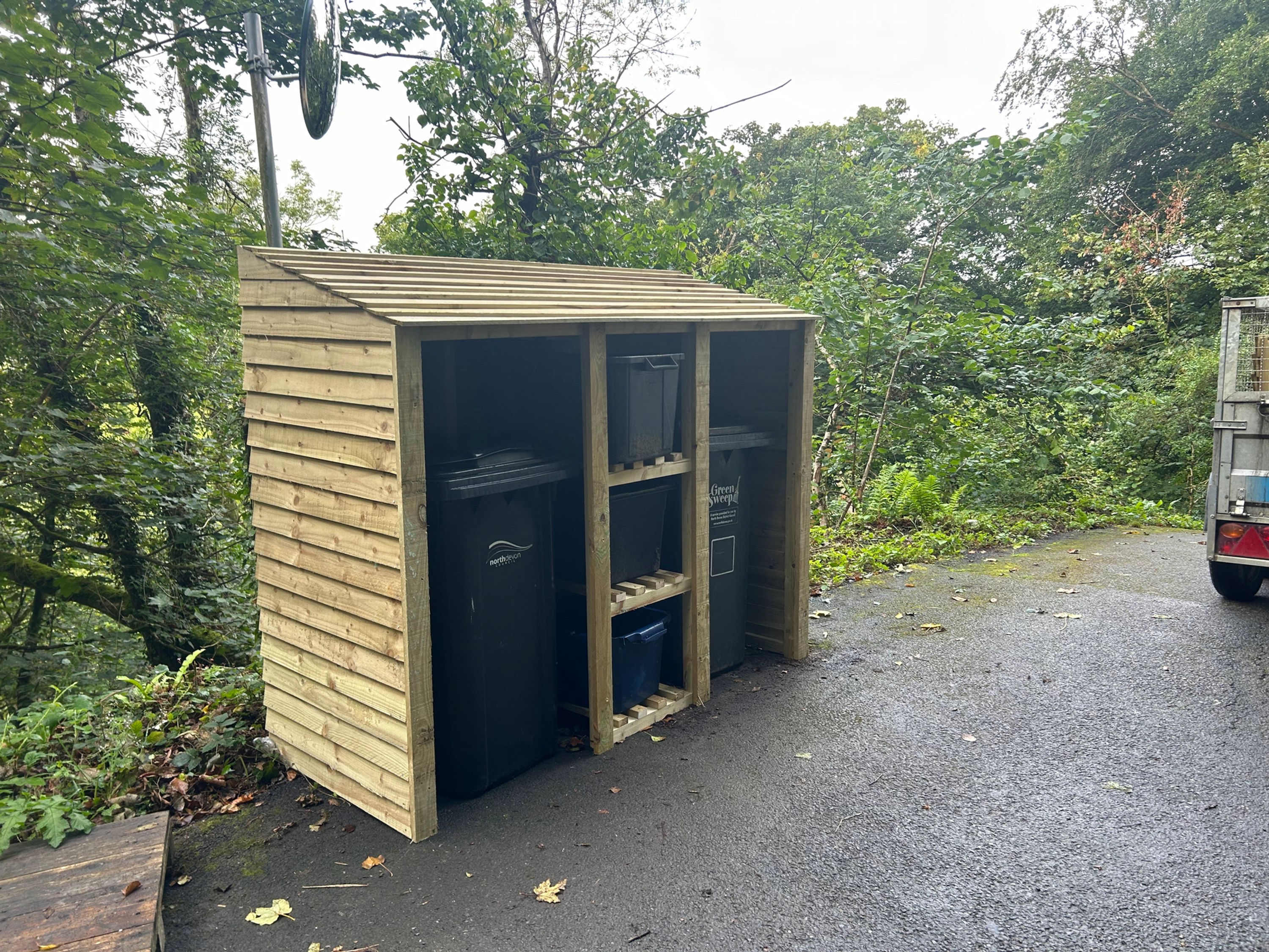2 Wheelie bin and recycle storage