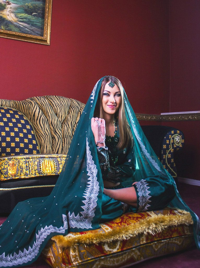 Миниатюра: Зеленый восточный костюм