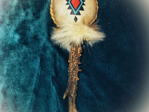 Tambores, artesanía y obra pictórica como amuleto