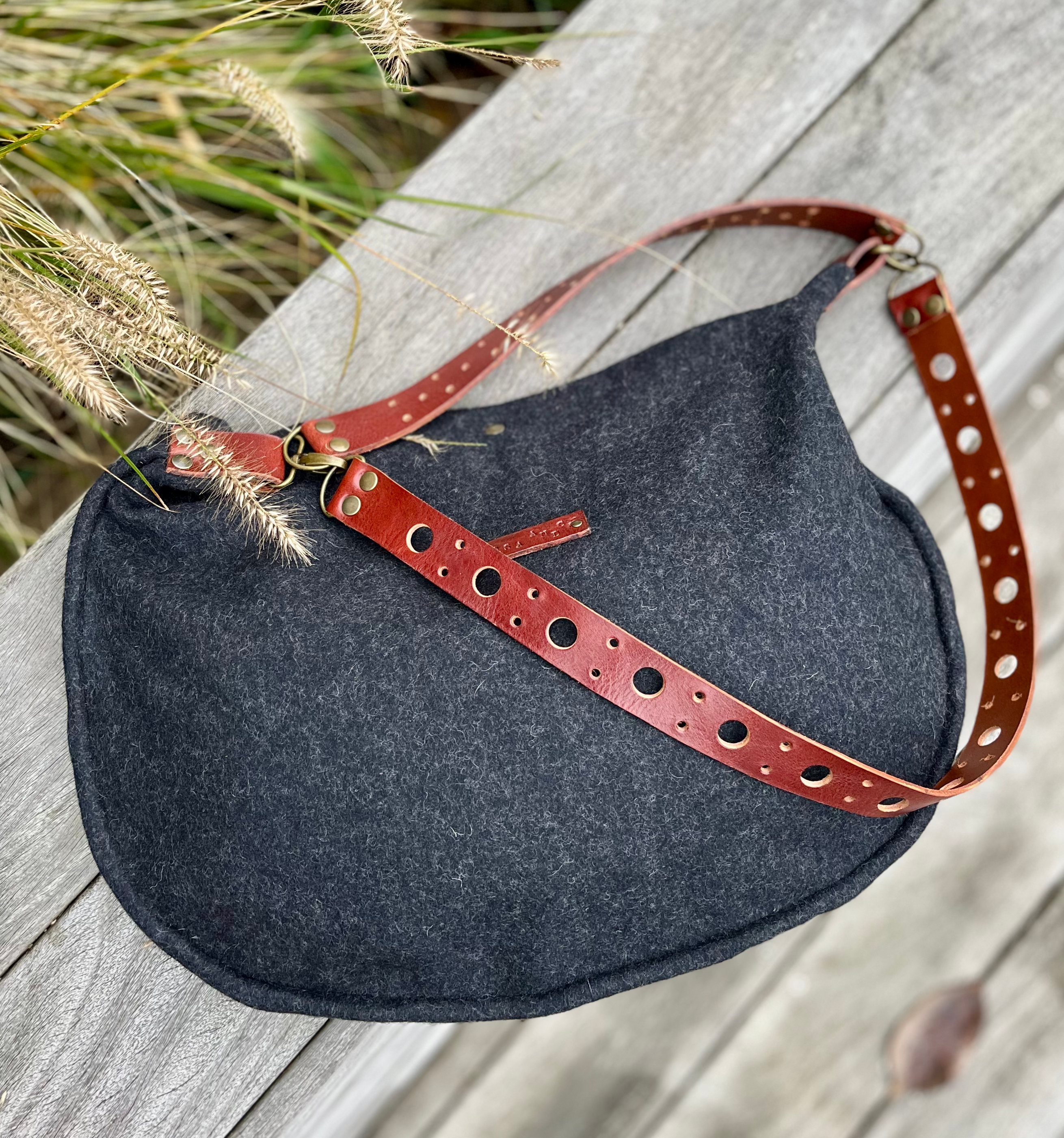 SINCLAIR - sac besace - Anse épaule et bandoulière en cuir ajoure -