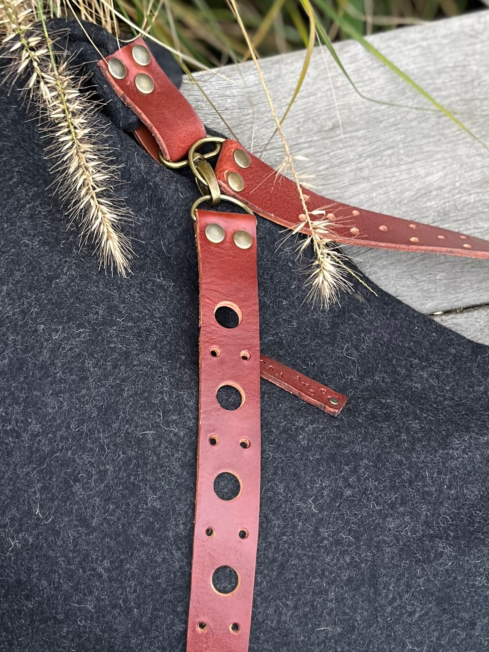 Miniature : SINCLAIR - sac besace - Anse épaule et bandoulière en cuir ajoure -