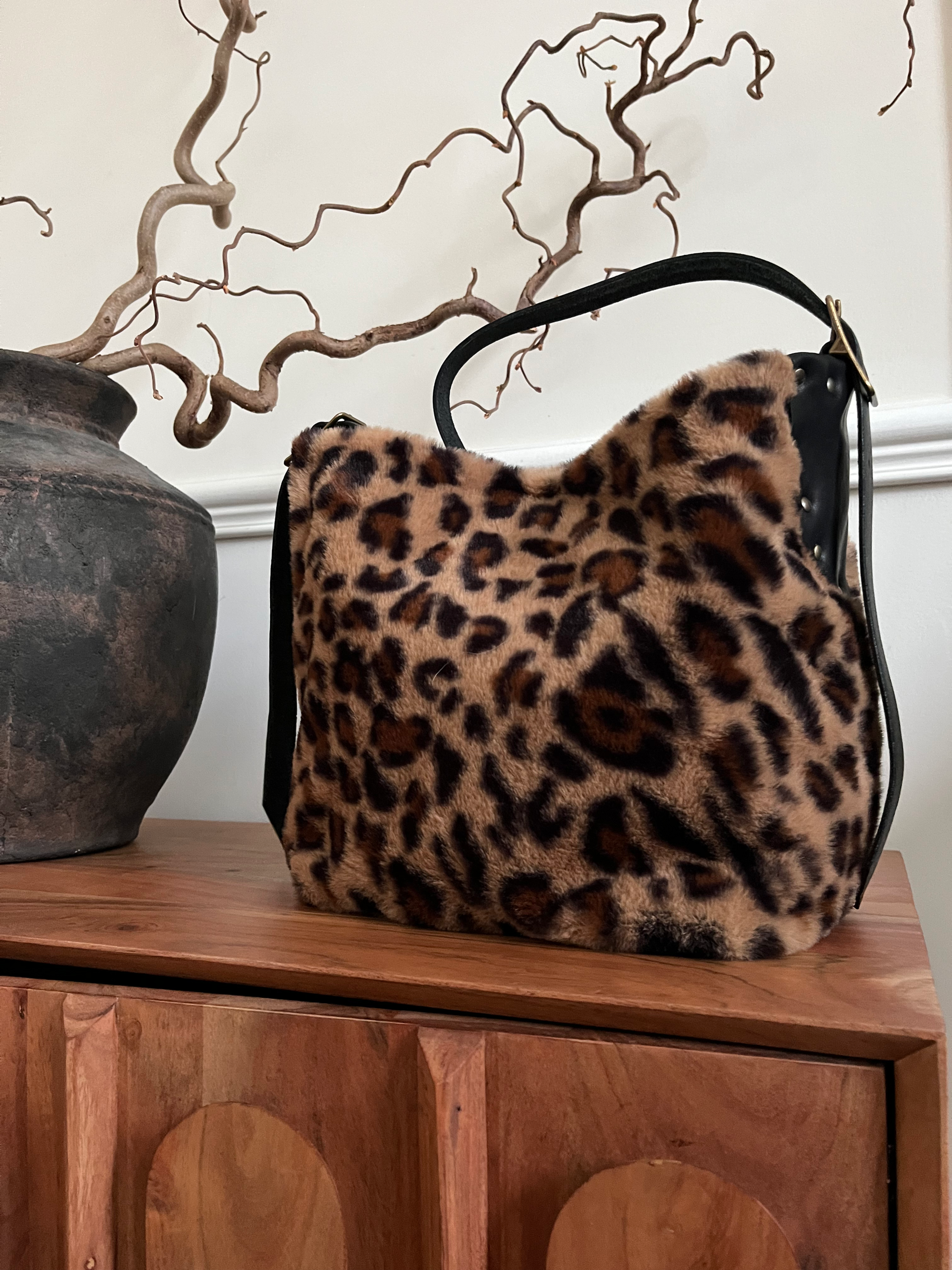 SAVAGE - sac fourrure léopard - anse cuir ajustable