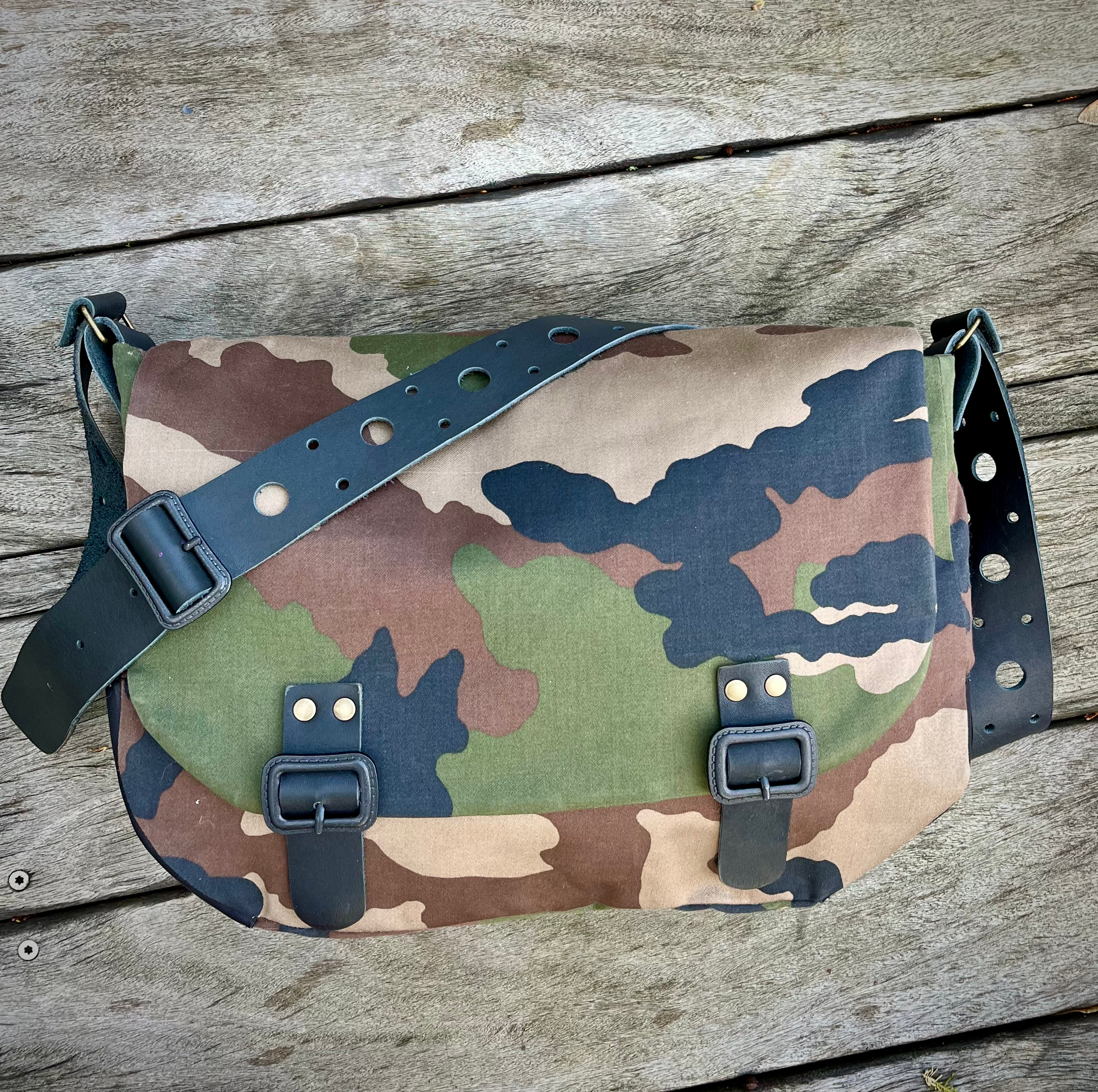 NOMAD - sac besace non genré - Toile camouflage et Cuir - bandoulière en cuir -