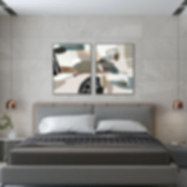 Quarto com cama cinza e dois quadros decorativos abstratos modernos.