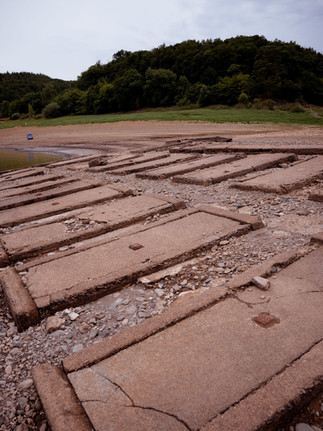 Grabplatten des Friedhofs Bringhausen im Edersee-Atlantis
