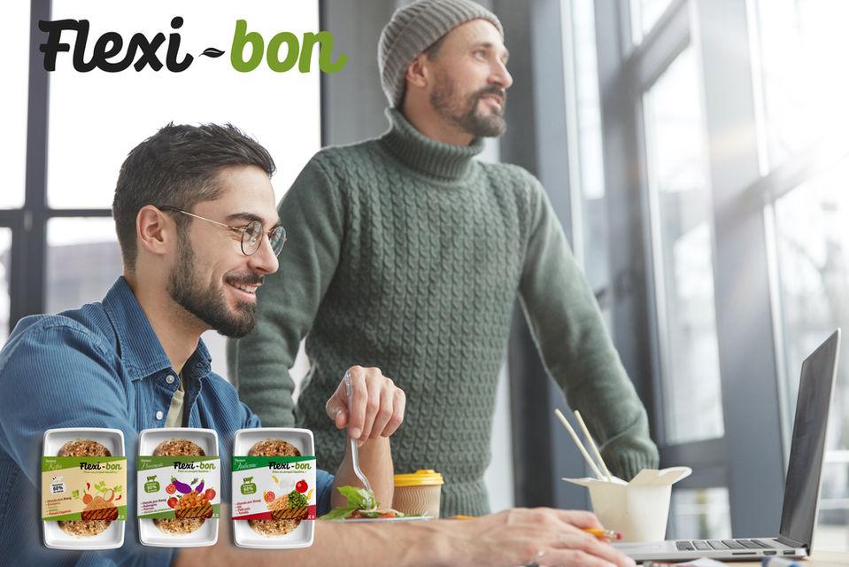 Deux hommes au travail devant un ordianteur en train de manger des plats sains. trois barquettes de la gamme hachés de boeuf et légumes Flexi-bon sont représentées dans le bas de l'image.