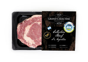 Entrecôte dans une barquette noire avec un packaging "Collection boeuf d'Argentine" et le drapeau du pays.