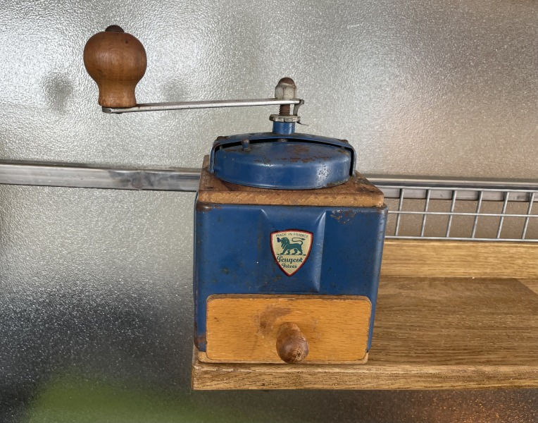 Miniature : Etagère moulins à café PEUGEOT