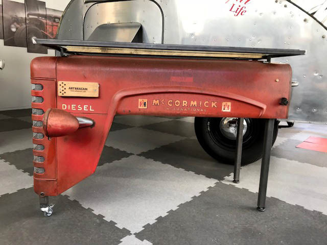 Miniature : Table capot tracteur MC CORMICK