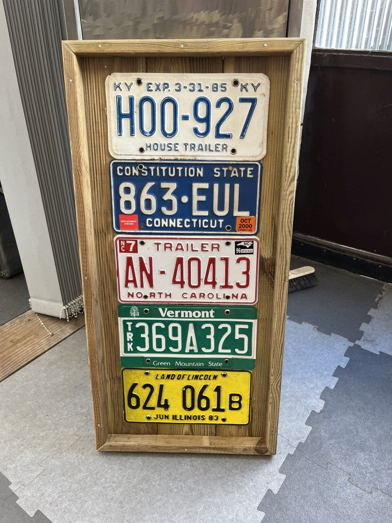 Thumbnail: Cadre décoratif avec plaques américaines