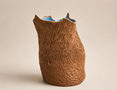 Vase 
Baumhöhle am See
Höhe: 26 cm
Breite: 20 cm
außen natur / innen türkis pigmentiert
Oberfläche geschnitzt.

€ 444.- inkl. MwSt.
zzgl. Versand