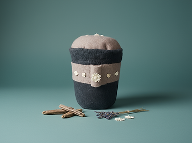 Gottesgaben Schwarzbraune Filzurne mit Keramikblüten