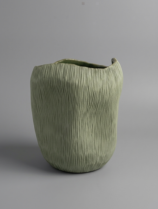 Vase Grashalme
Höhe: 22 cm
Breite: 21 cm
olive pigmentiert / innen transparent glasiert, Oberfläche geschnitzt