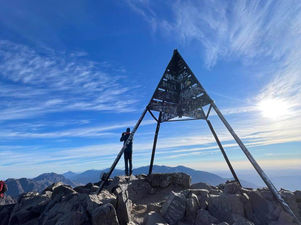 Sommet du mont Toubkal (4 167 m), plus haut sommet d’Afrique du Nord dans le Haut Atlas marocain.