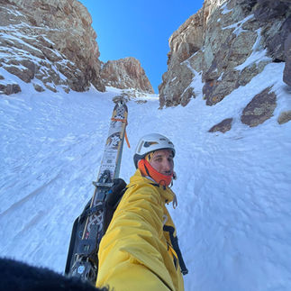 Radouane à l’entrée du couloir menant au sommet d’Aksoual, massif du Haut Atlas